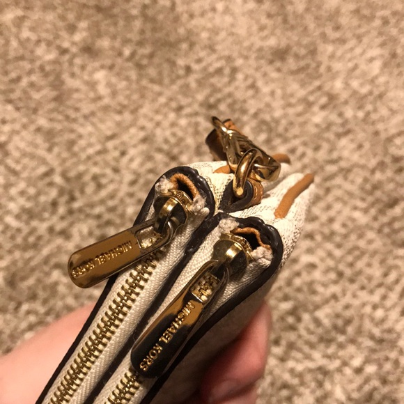 Micheal Kors Wristlet - Picture 8 of 8